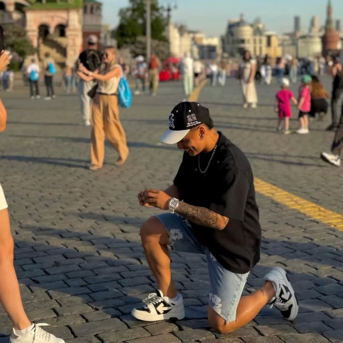 De las polémicas al “sí”: Jordhy Thompson sorprendió a Camila Sepúlveda con romántica propuesta en pleno Moscú