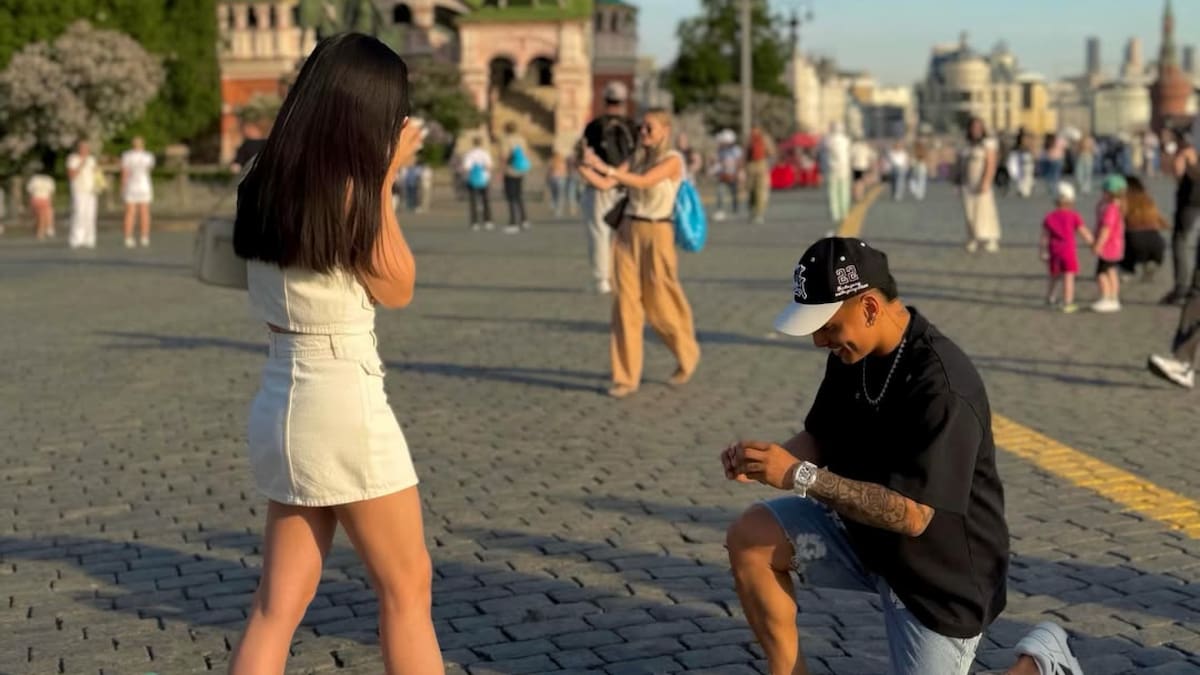 De las polémicas al “sí”: Jordhy Thompson sorprendió a Camila Sepúlveda con romántica propuesta en pleno Moscú