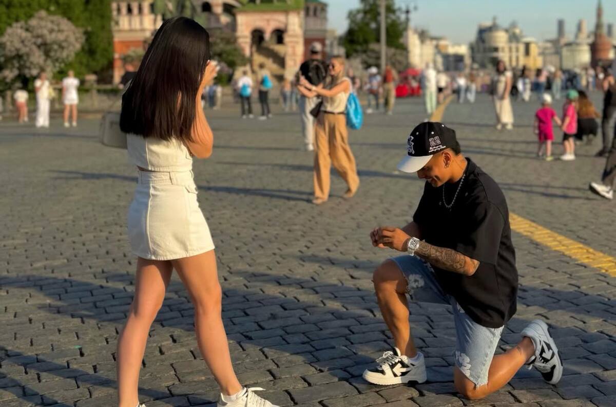 De las polémicas al “sí”: Jordhy Thompson sorprendió a Camila Sepúlveda con romántica propuesta en pleno Moscú