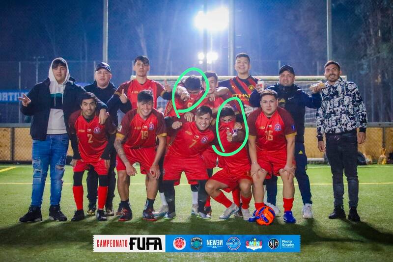 Los jugadores de Colo Colo involucrados en el fútbol amateur: Jordhy Thompson y Damián Pizarro marcados pese a que se intentaron esconder para la fotografía.