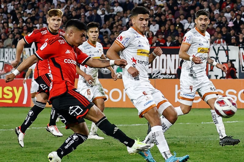 El delantero de Colo Colo sacando un remate ante la marca del defensor de Cobreloa.