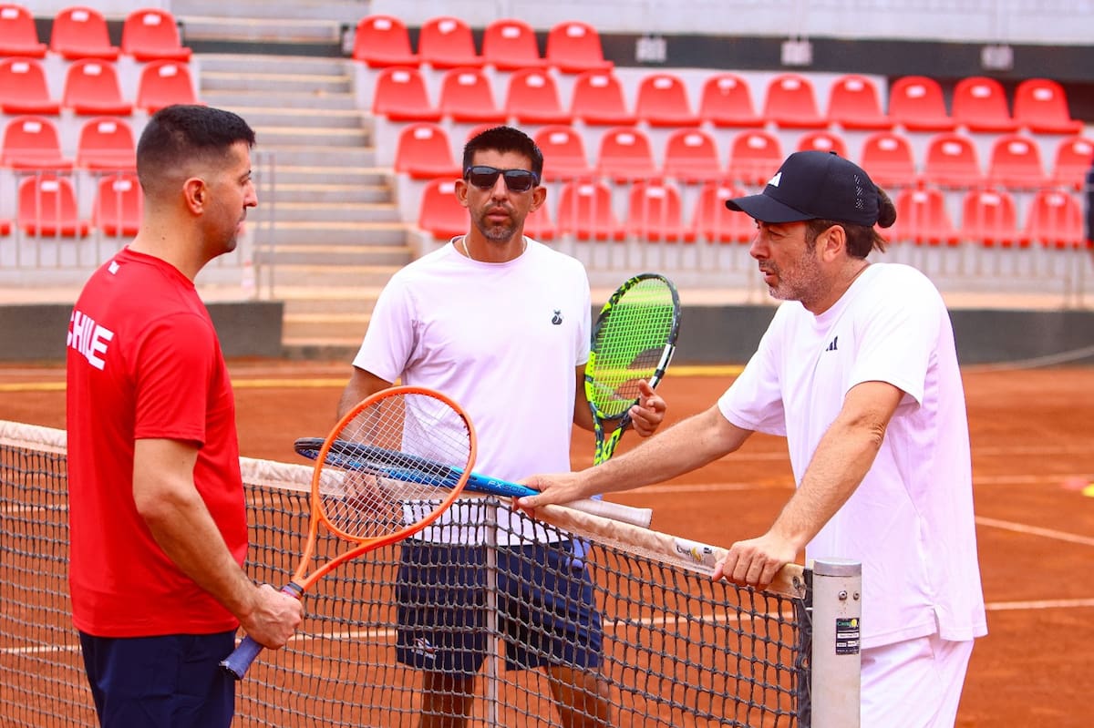 El "Zorro", al centro de la imagen junto a Hans Podlipnik y Nicolás Massu, el equipo que dirige a Chile en Copa Davis. Foto: Prensa Copa Davis.