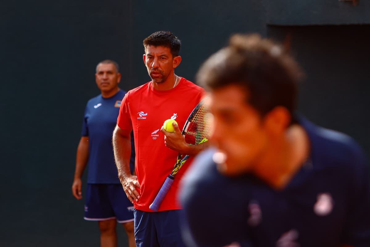 El cocapitán de Copa Davis observando a Cristian Garin en un entrenamiento del equipo chileno. Foto: Prensa Copa Davis.