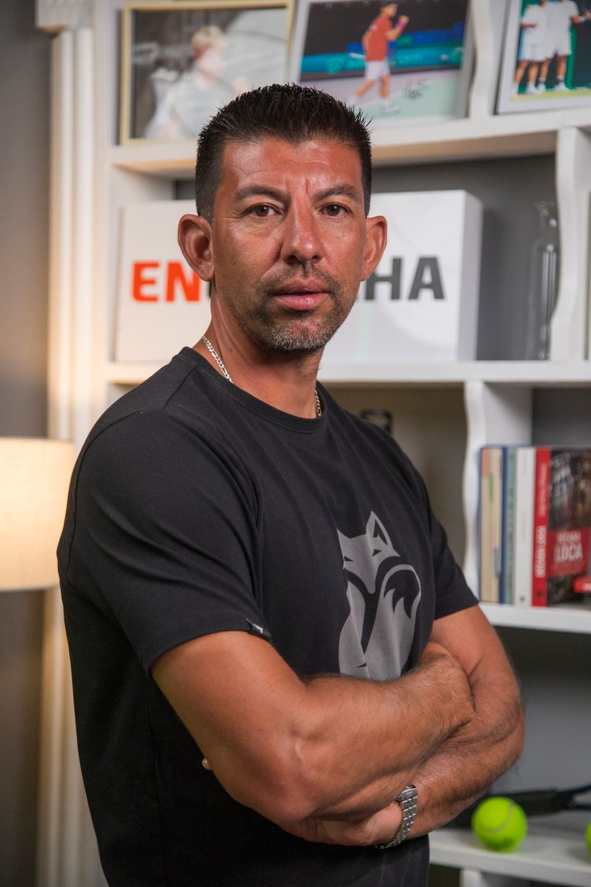 El extenista en los estudios de En Cancha durante la entrevista con Raquetas y Palas. Foto: En Cancha.