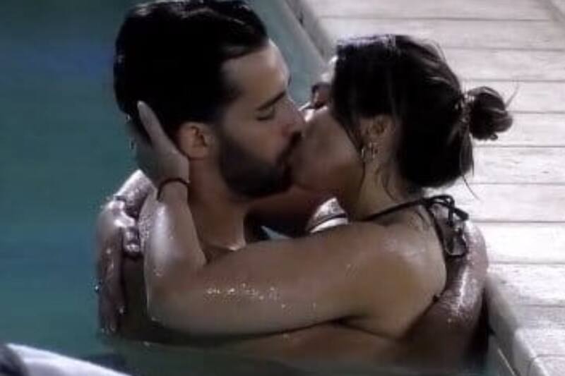 La expareja a pesar de no haber podido definir su estado amoroso, sí compartió una apasionada sesión de besos en la piscina de "Gran Hermano" Chile.