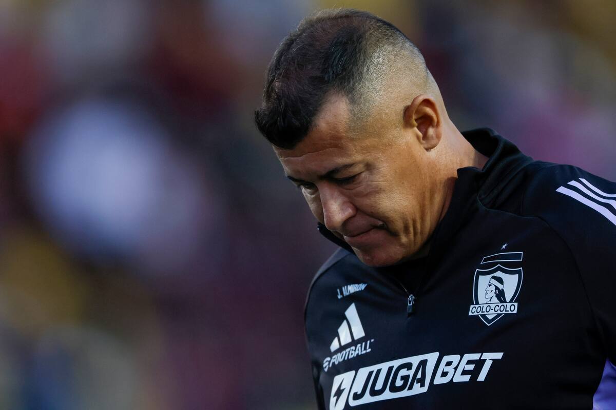 El entrenador de Colo Colo vive sus horas más amargas desde que está en el club albo.