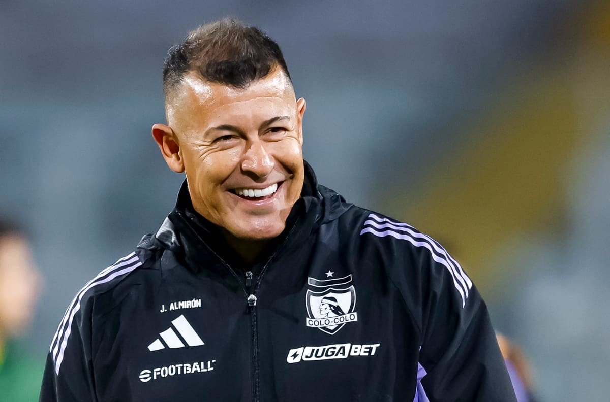 Pide camiseta de titular: el jugador que tiene maravillado a Jorge Almirón en Colo Colo