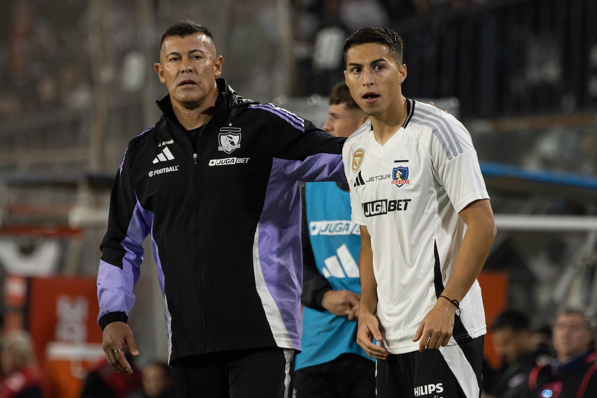 Jorge Almirón en el partido de Colo Colo frente a Ñublense por la Liga de Primera 2025. Foto: Felipe Escobedo