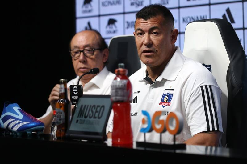 en su primera conferencia de prensa como entrenador de Colo Colo. Foto: Aton.