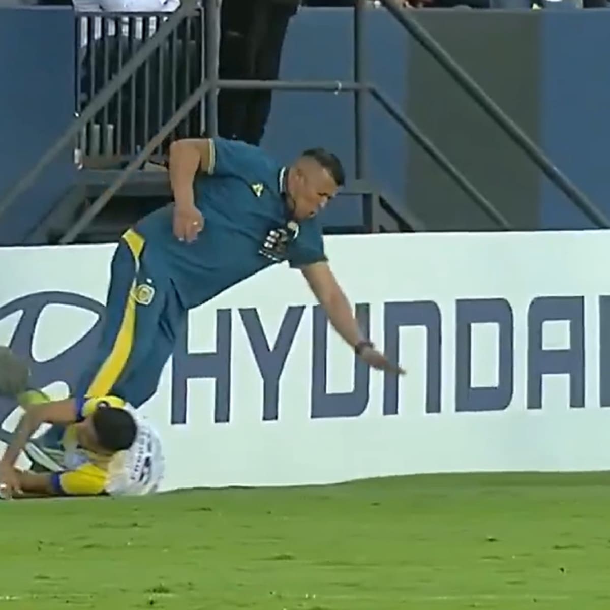 VIDEO | Jugador de Rosario Central se llevó puesto a Jorge Almirón en pleno partido de Copa Libertadores