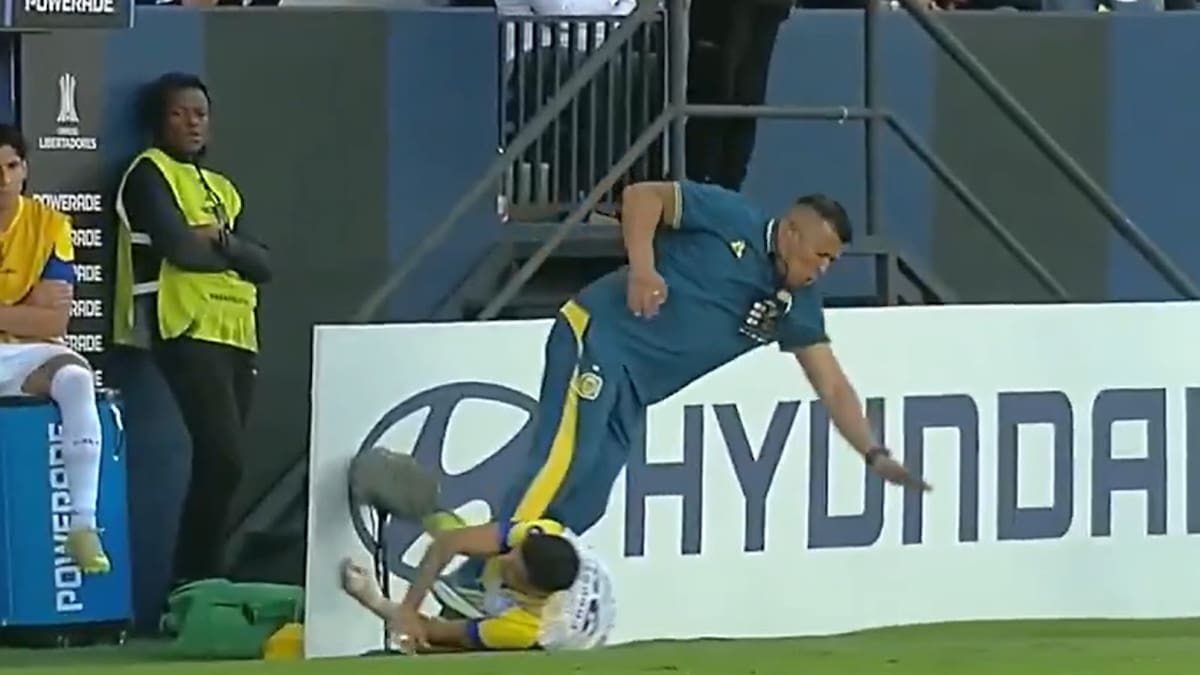 VIDEO | Jugador de Rosario Central se llevó puesto a Jorge Almirón en pleno partido de Copa Libertadores