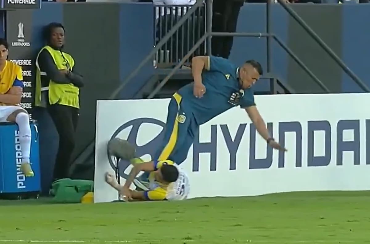 VIDEO | Jugador de Rosario Central se llevó puesto a Jorge Almirón en pleno partido de Copa Libertadores
