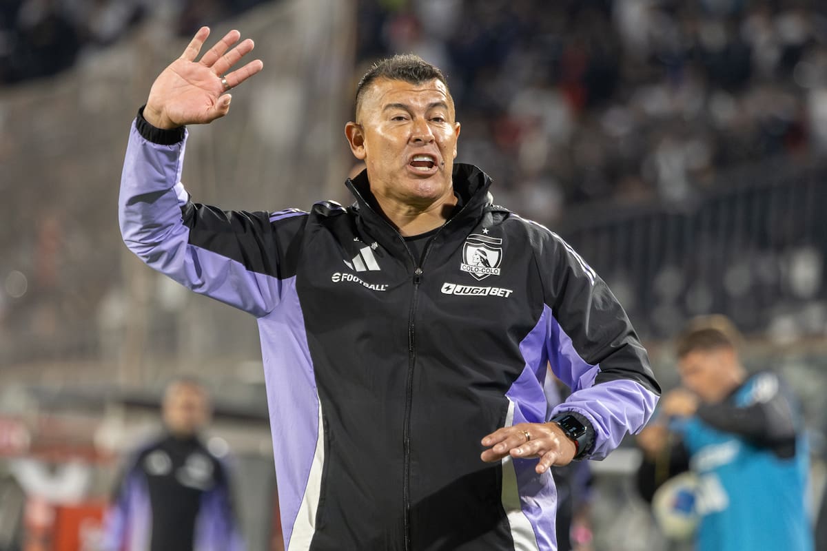 Por el momento, y pese a la teleserie sobre su eventual salida, el estratega se mantiene en el banco de Colo Colo.