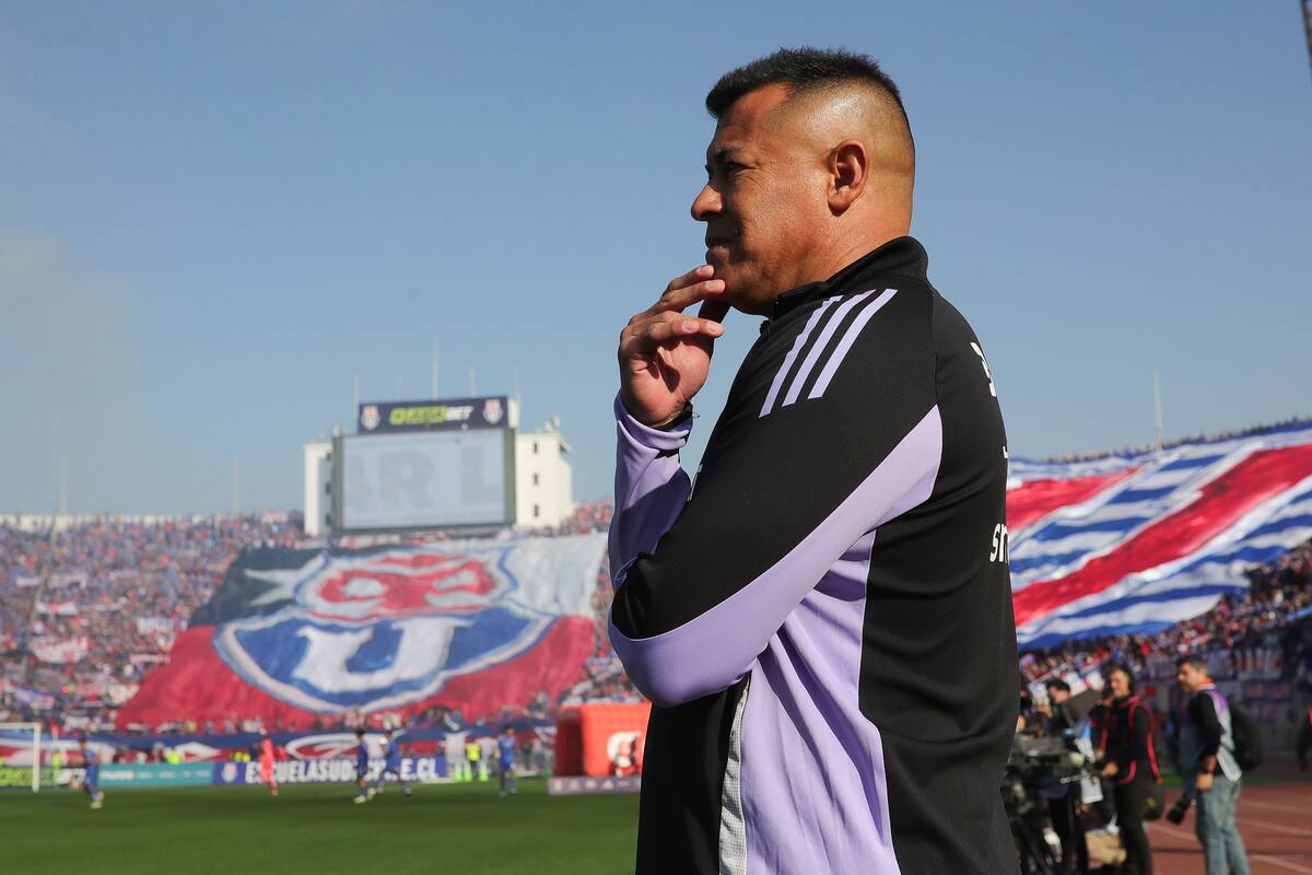 El entrenador de Colo Colo tiene una segunda rueda por delante, en un ambiente muy poco propicio para trabajar.