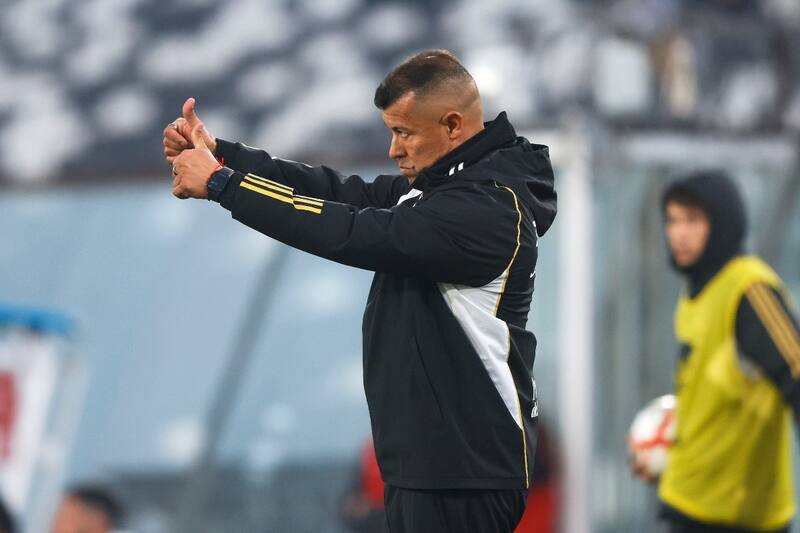 Jorge Almirón volverá a la banca de Colo Colo contra Magallanes
