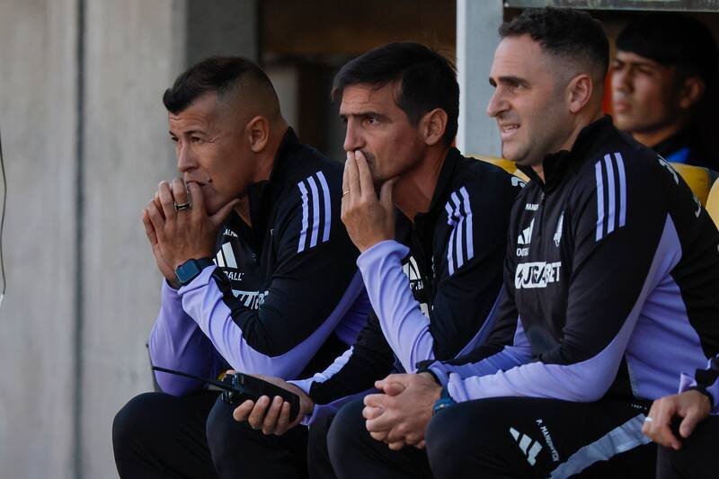 junto a su cuerpo técnico en Colo Colo. Foto: Aton
