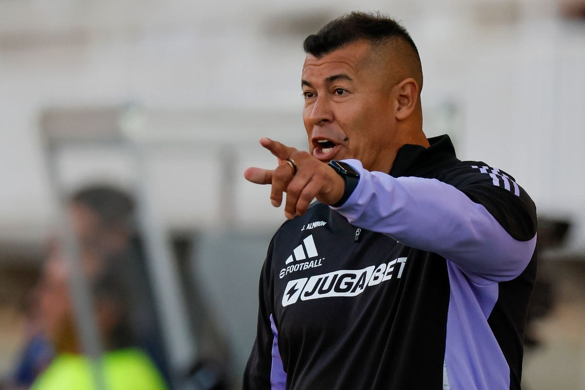 dirigiendo a Colo Colo. Foto: Aton.