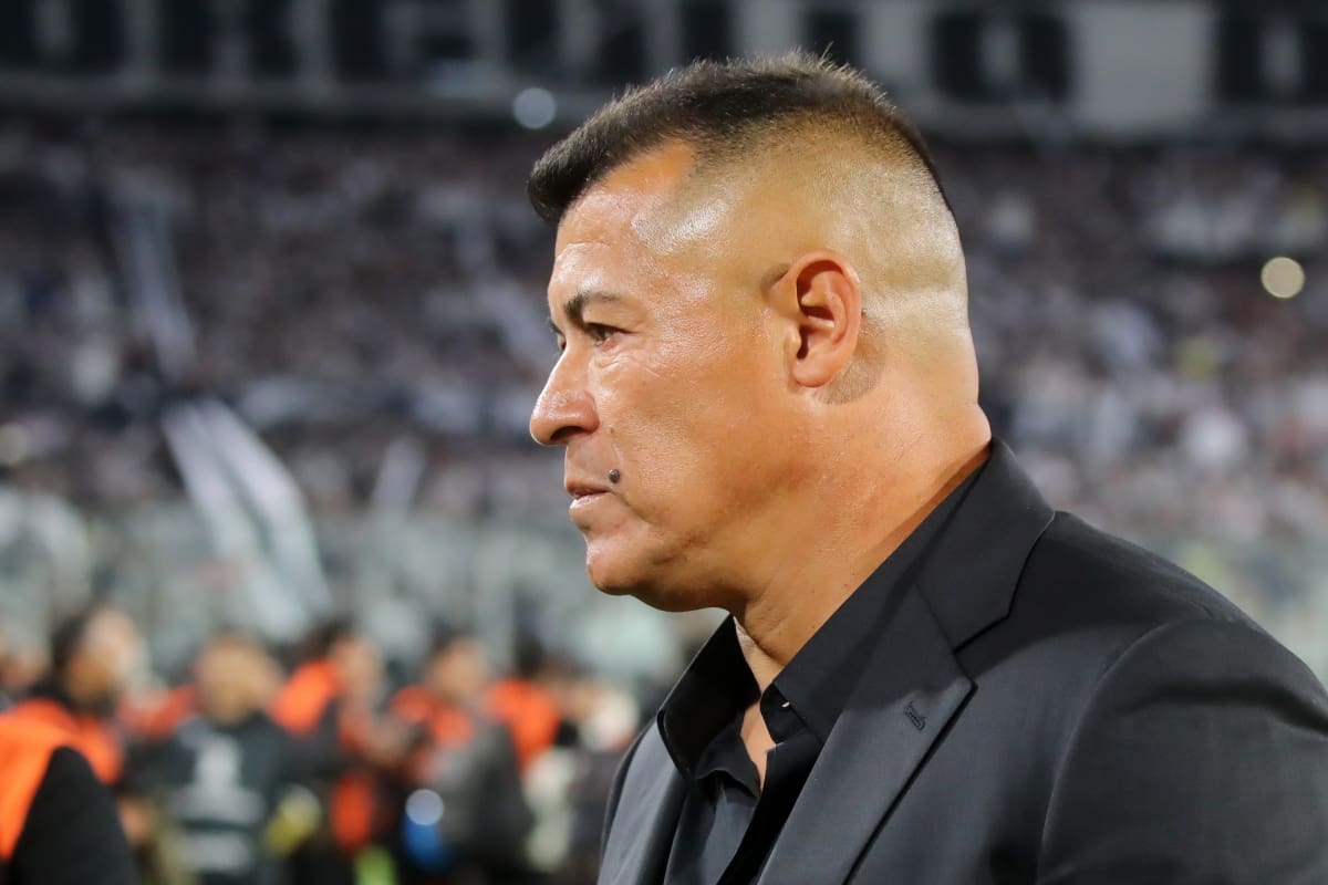 dirigiendo a Colo Colo ante Fortaleza por Libertadores. Foto: Aton.