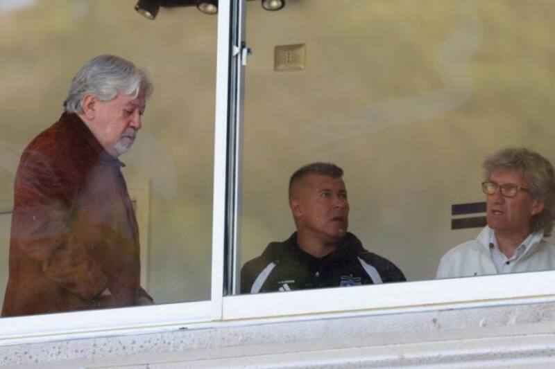 Jorge Almirón viendo el partido de Colo Colo vs Huachipato en el CAP de Talcahuano cuando estaba suspendido.