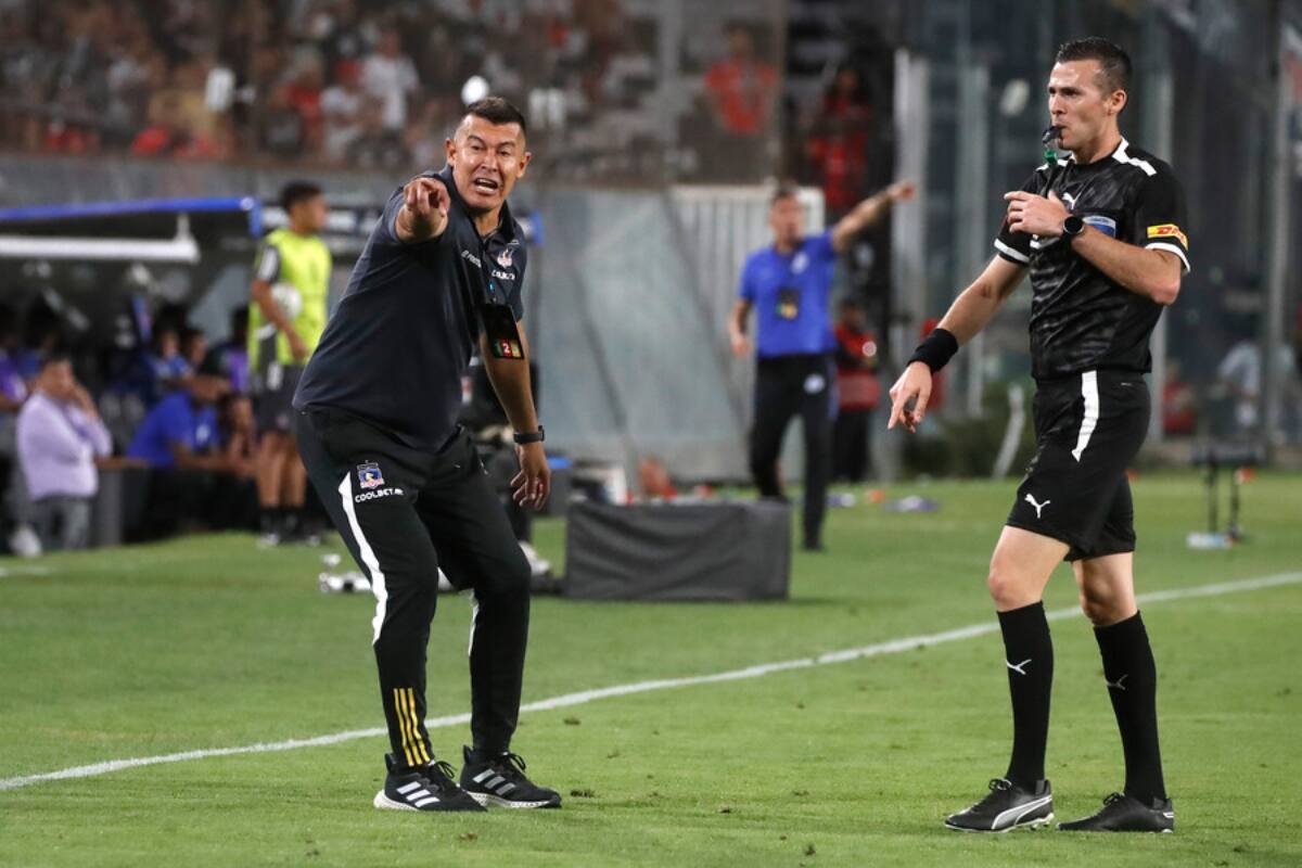 sufrió al borde de la cancha en el partido entre Colo Colo y Godoy Cruz (Foto: Photosport).