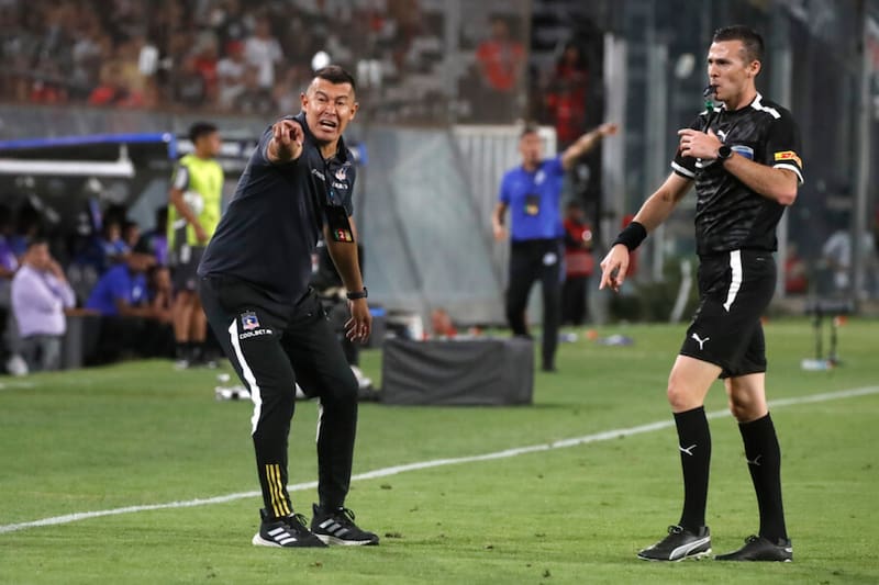 sufrió al borde de la cancha en el partido entre Colo Colo y Godoy Cruz (Foto: Photosport)