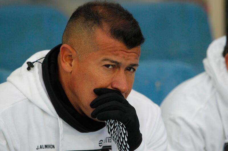 Jorge Almirón dirigiendo a Colo Colo. Aton.