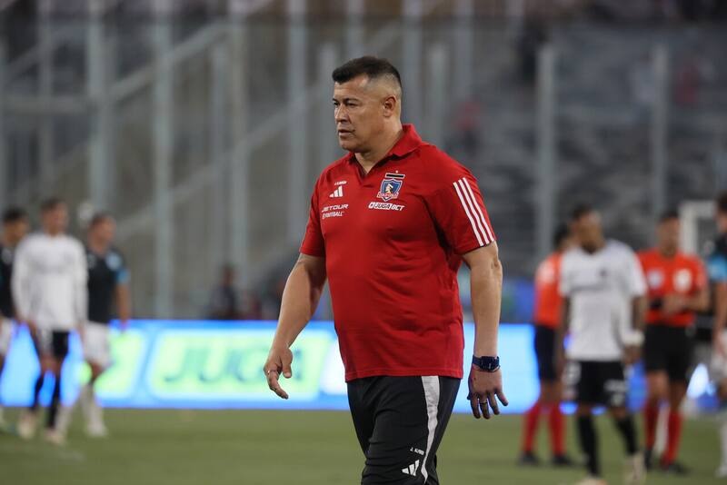 dirigiendo a Colo Colo en el Estadio Monumental.
