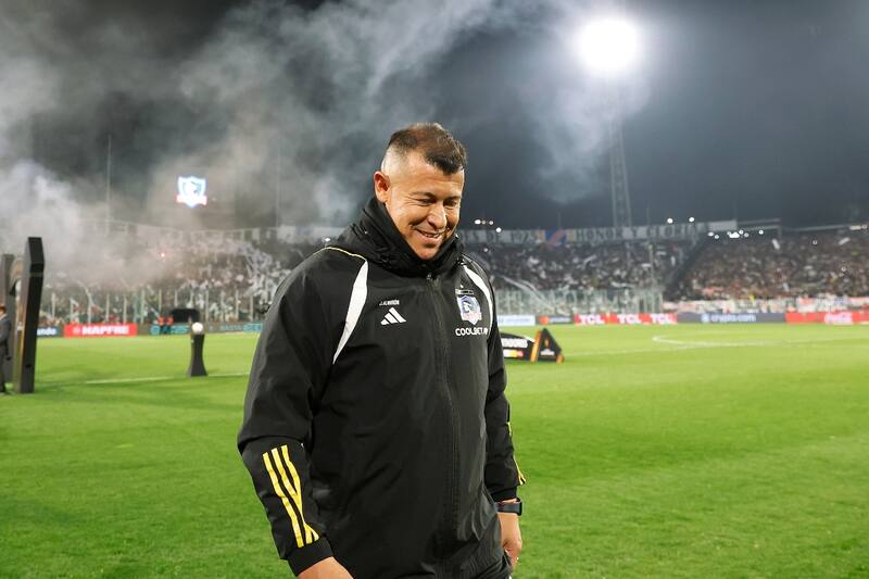 dirigiendo a Colo Colo en el Estadio Monumental. Foto: Aton.