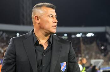 Un viejo conocido: el DT que proponen para reemplazar a Jorge Almirón en Colo Colo