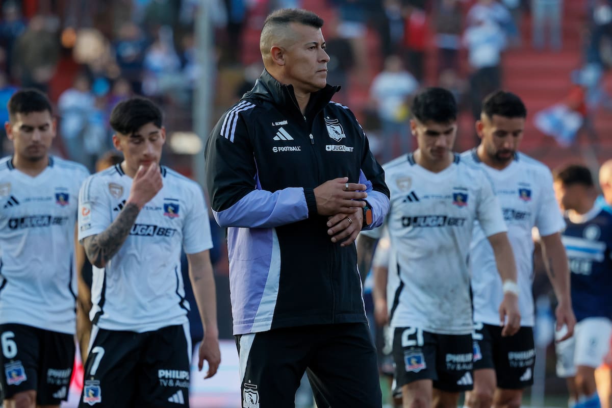 y los jugadores de Colo Colo. Foto: Agencia Aton