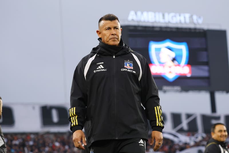 dirigiendo a Colo Colo en el Estadio Monumental.