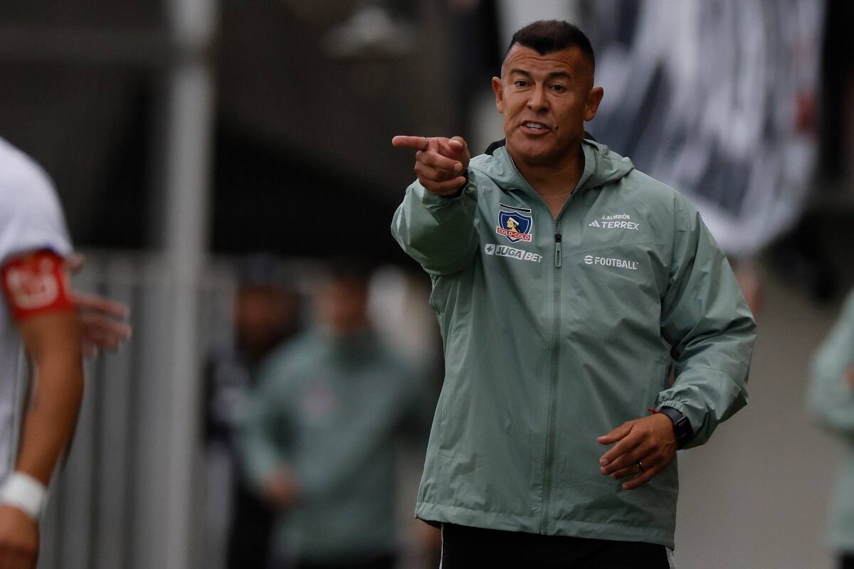dirigiendo a Colo Colo. Foto: Aton.