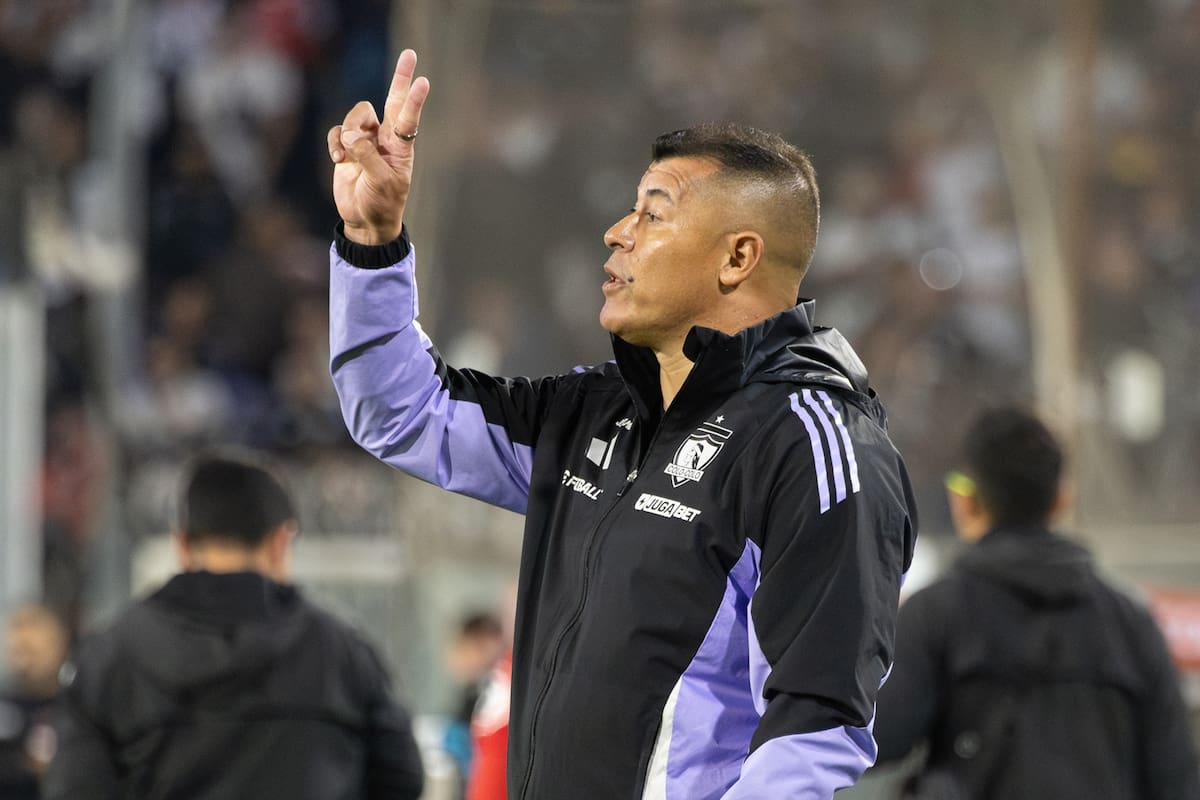 se mantendrá dirigiendo a Colo Colo Foto: Felipe Escobedo