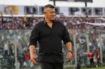 Jugó un partido en su llegada a Colo Colo y ahora se convirtió en el “comodín” de Jorge Almirón