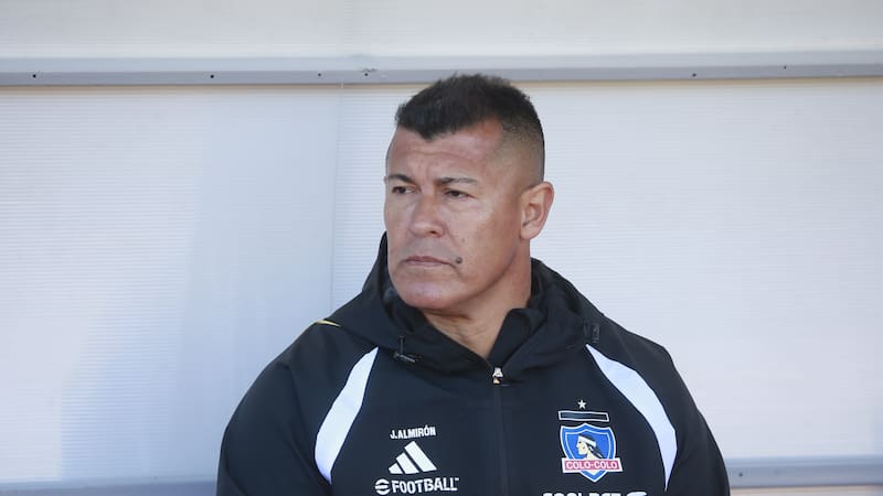 Hinchas de Colo Colo explotaron contra Jorge Almirón por esta llamativa decisión ante la UC