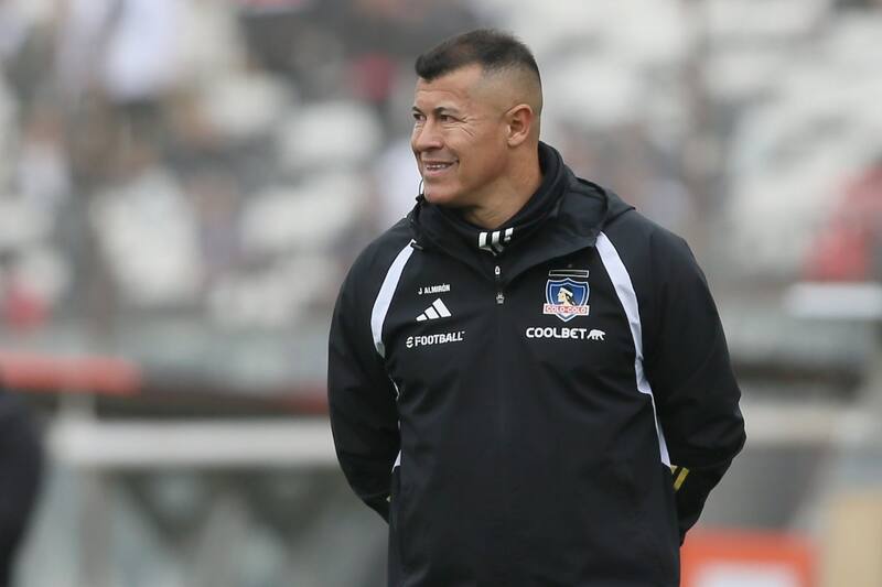 dirigiendo a Colo Colo en el Campeonato Nacional.