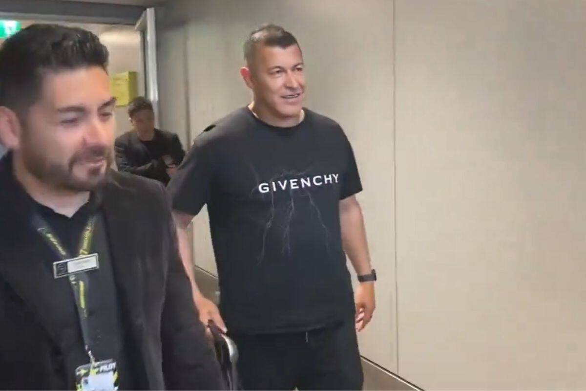 El entrenador argentino en su llegada al país.