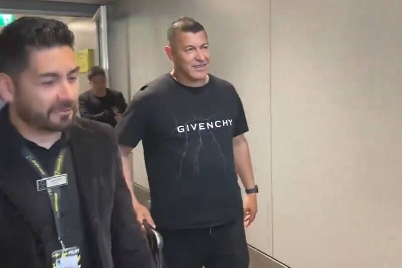 El entrenador argentino en su llegada al país.