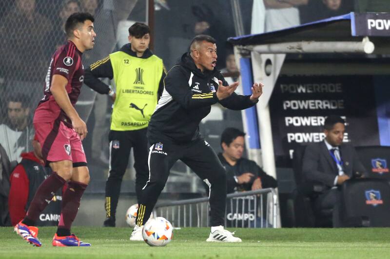 Jorge Almirón dirigiendo a Colo Colo ante River Plate