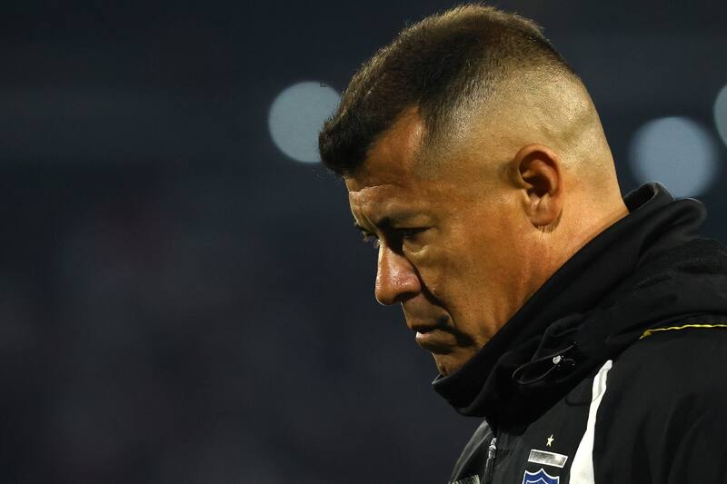 no ha podido considerar a Jonathan VIllagra en Colo Colo. Foto: Agencia Aton