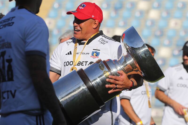 El entrenador albo 2024 tuvo un estreno auspicioso en su primer año al mando del Cacique. En la foto, su último trofeo de la temporada: la Supercopa.