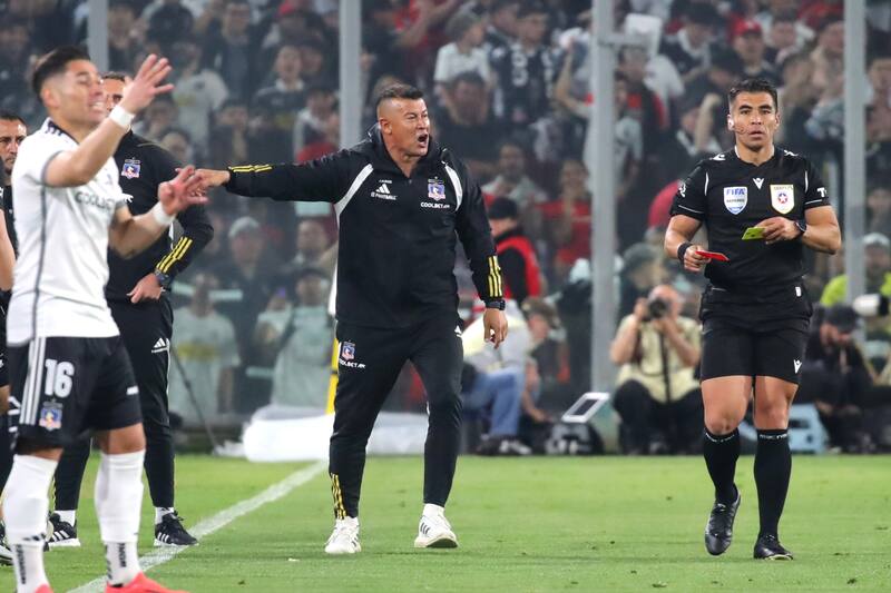 Jorge Almirón volverá a estar habilitado para dirigir los últimos dos partidos de Colo Colo en el Campeonato Nacional. (Foto: Aton)