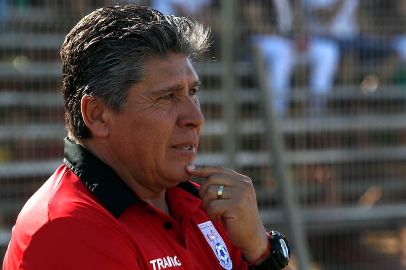 El actual entrenador, otrora volante y goleador de depurada técnica, tiene una crítica visión del futuro del fútbol chileno.