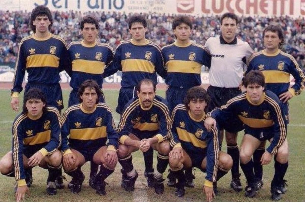 El arquero en una formación de Everton. Es el quinto de pie, de izquierda a derecha, entre Cristián Romero y Ramón Climent.