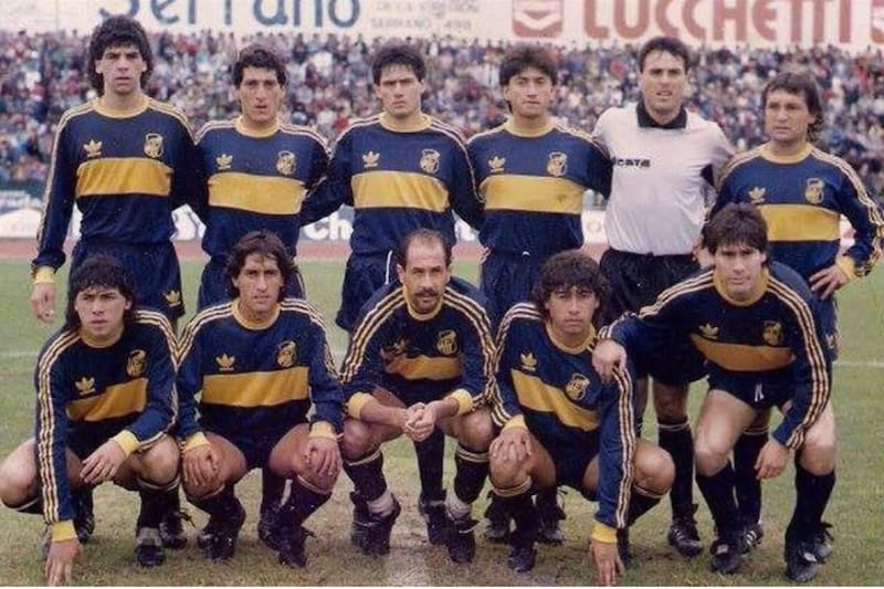 El arquero en una formación de Everton. Es el quinto de pie, de izquierda a derecha, entre Cristián Romero y Ramón Climent.