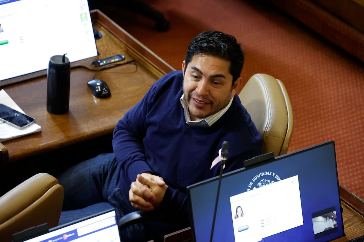 Es diputado por el Distrito 9 de la Región Metropolitana.