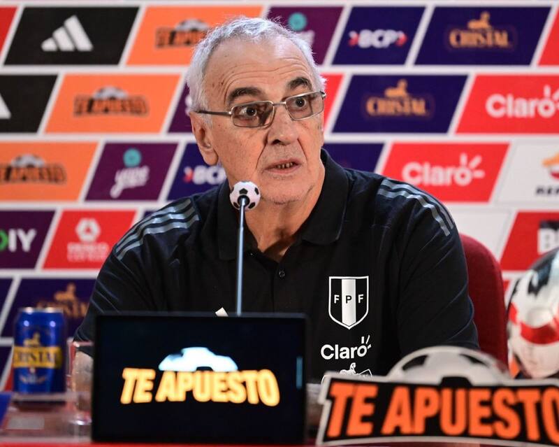 Fossati en conferencia de prensa.