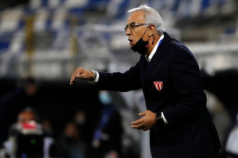 El entrenador de River Plate de Montevideo Jorge Fossati es fotografiado durante el partido de vuelta de los octavos de final de la Copa Sudamericana 2020 contra Universidad Catolica disputado en el estadio San Carlos de Apoquindo de Santiago, Chile, 03/12/2020. Foto: Aton.