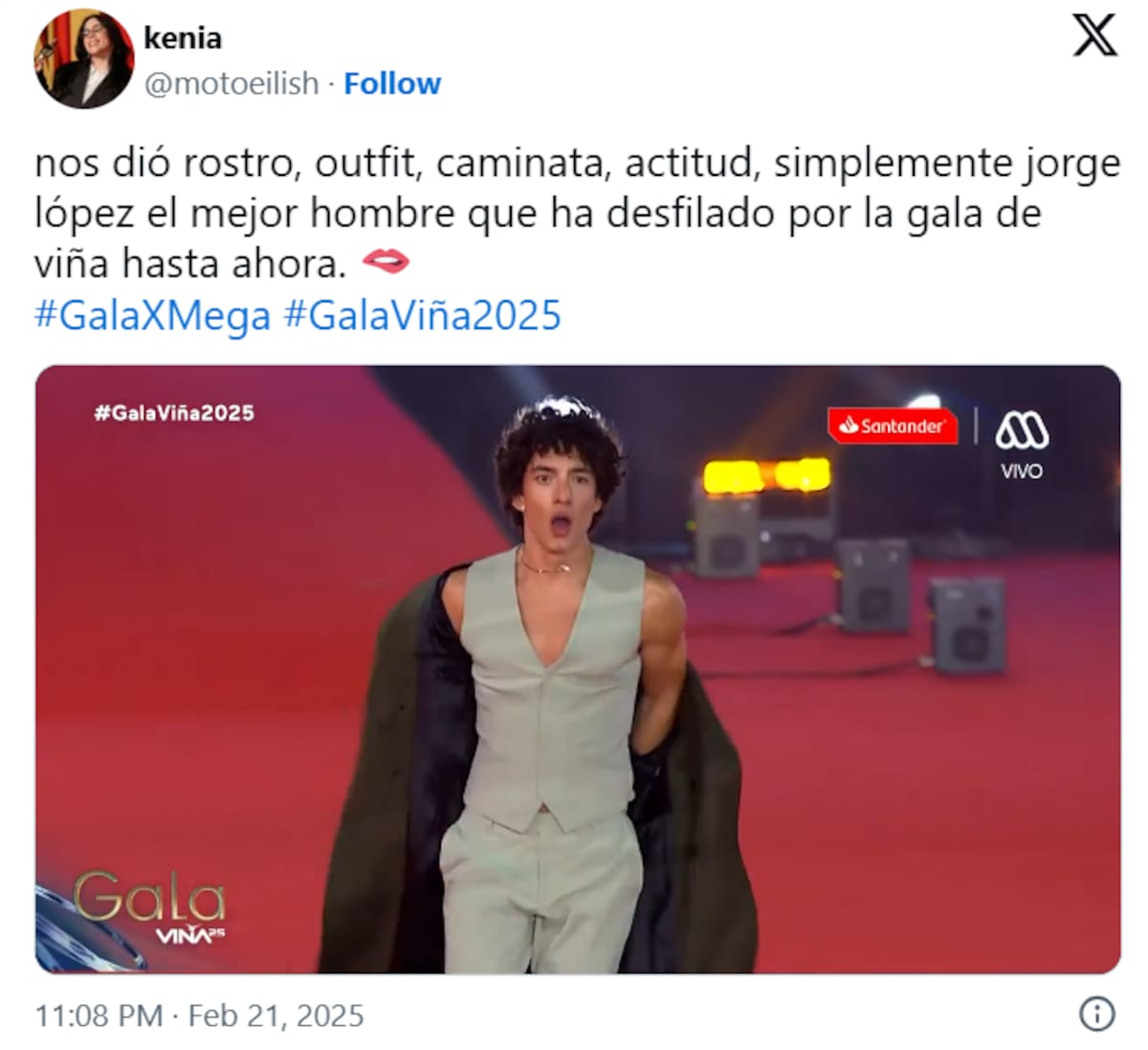 El paso del actor por la alfombra roja dejó divertidas reacciones en redes sociales.