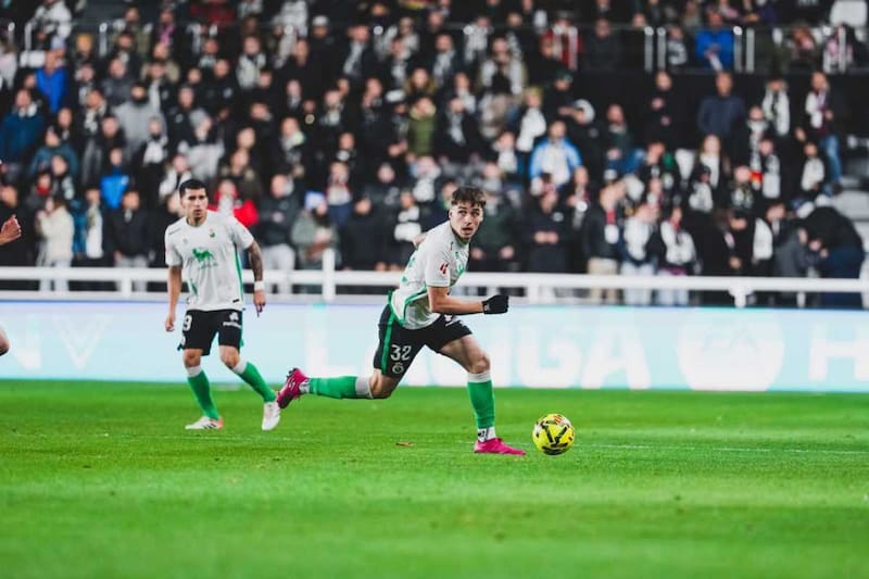 Lateral izquierdo de 18 años y titular indiscutido en el Racing de Santander. Foto: @jorgesaliiinas en Instagram